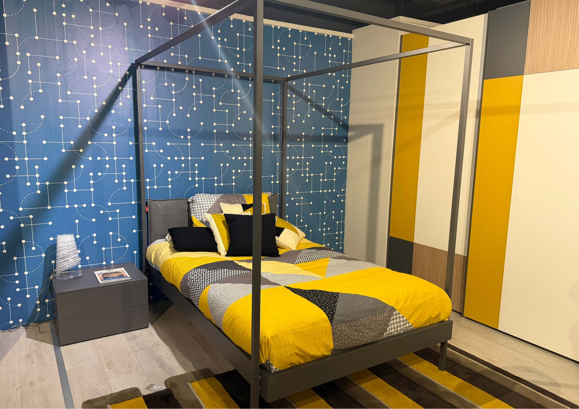 Letto a Baldachino e Comodino